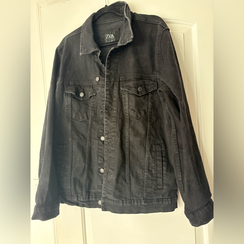 Zara Men’s black jean jacket in size L